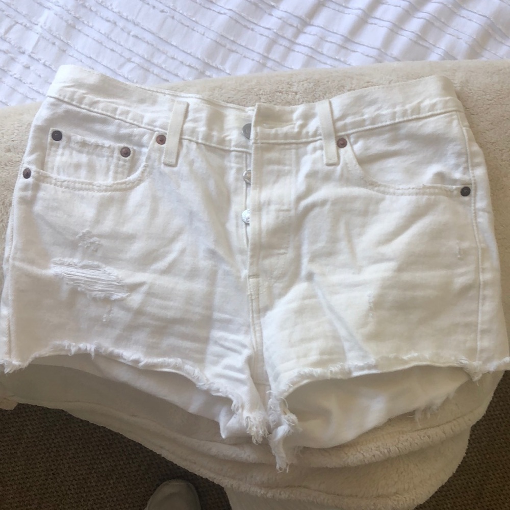 White 501 Levi’s shorts size 28